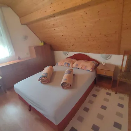 Apartment In 19249 *